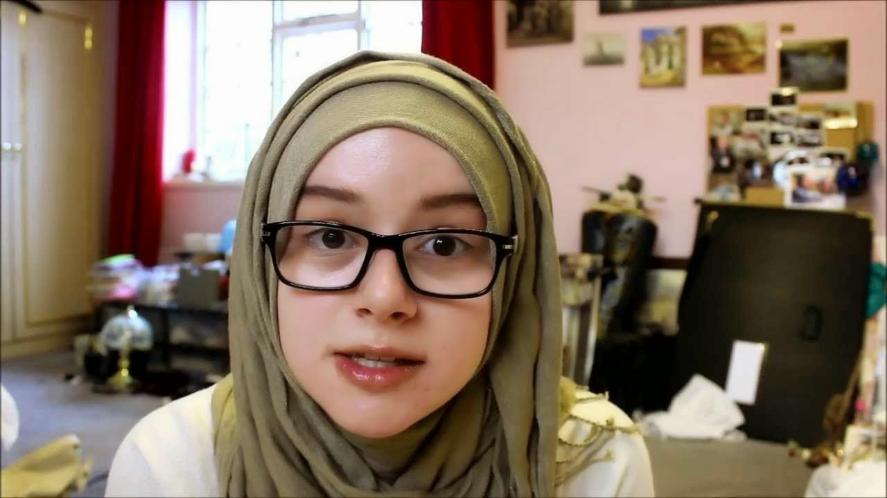 Model kacamata minus untuk wajah lonjong wanita berjilbab