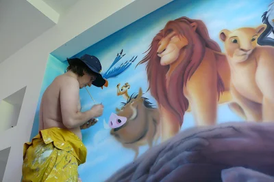 Artystyczne malowanie ściany w pokoju dziecka, malowanie na ścianie motywu z bajki "Król Lew"