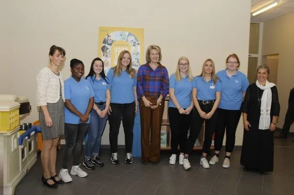 Queen Mathilde visited ’t Vlindertje Kindergarten (kinderdagverblijf ’t Vlindertje) in Boutersem in the Reading Week