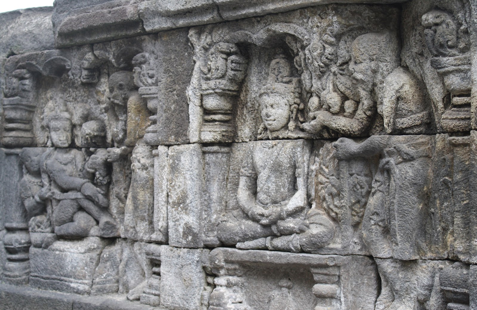 Borobudur: Megahnya Candi Buddha Peninggalan Sejarah - Featured Image
