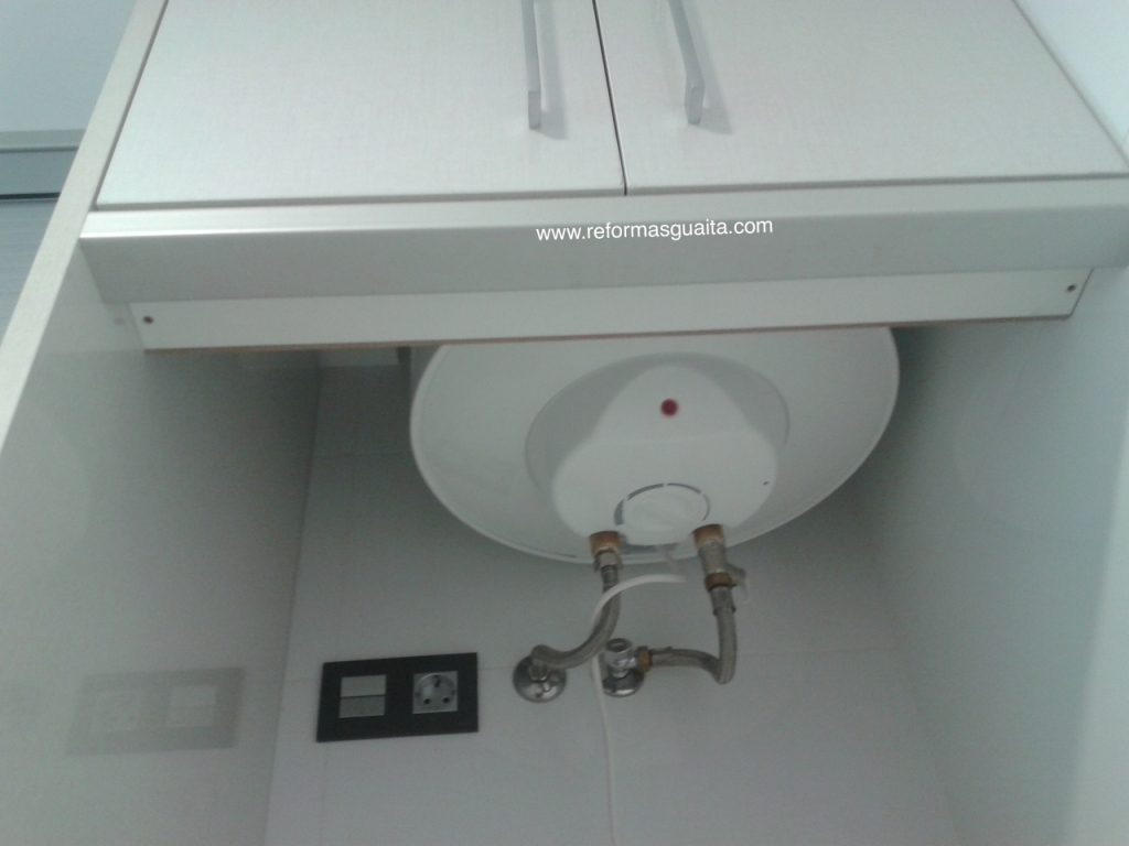 Reforma de una cocina con pasaplatos en Valencia ~ Reformas Guaita