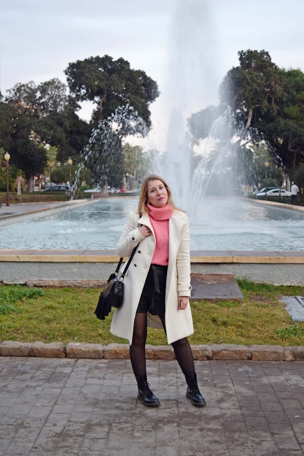 Jersey_rosa_botas_militares_Y_abrigo_blanco