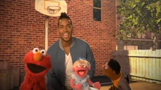 Romeo Santos sings Quiero Ser Tu Amigo. Elmo, Sesame Street Episode 4408 Mi Amiguita Rosita season 44