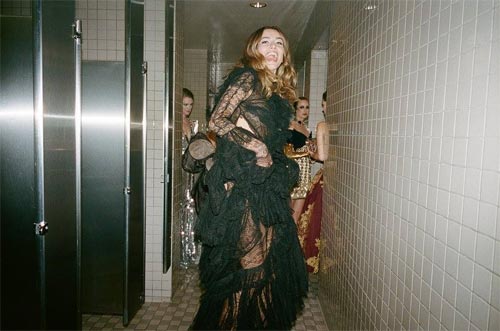 350405a40368c8218bdb9d0491056a00 Điều gì xảy ra ở nơi thay đồ của đại tiệc thời trang