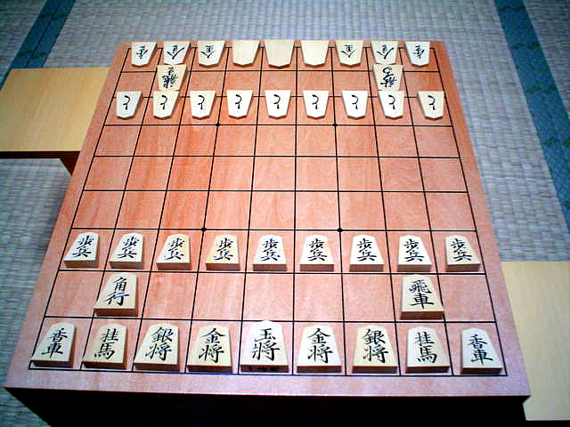 o fundo branco isolado do xadrez japonês, a palavra que está escrita na  peça é torre, generais de ouro, cavaleiros, lanças, peões, rei, bispo,  generais de prata renderização em 3D 4604233 Foto