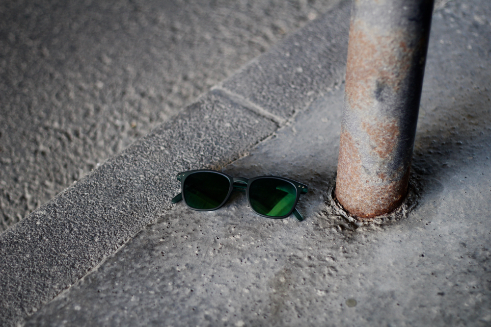 BLOG-MODE-HOMME-VOYAGE-STYLE_CASUAL_eastpak_sac-à-dos-backpack-vert-exclusif-chaussures--lunettes-cuisses-de-grenouilles-see-concept-collaboration-petit-standard-apc-noir-scotch-soda-paris-bordeaux