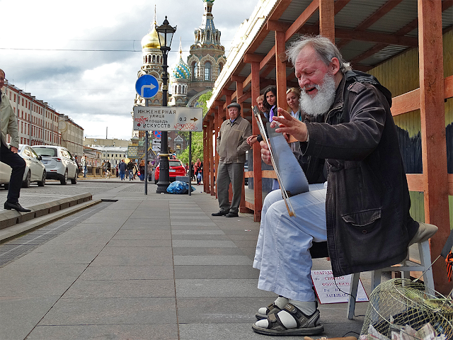 В Питере миллион соблазнов – от концертов, баров на каждом углу до лекториев и открытых микрофонов