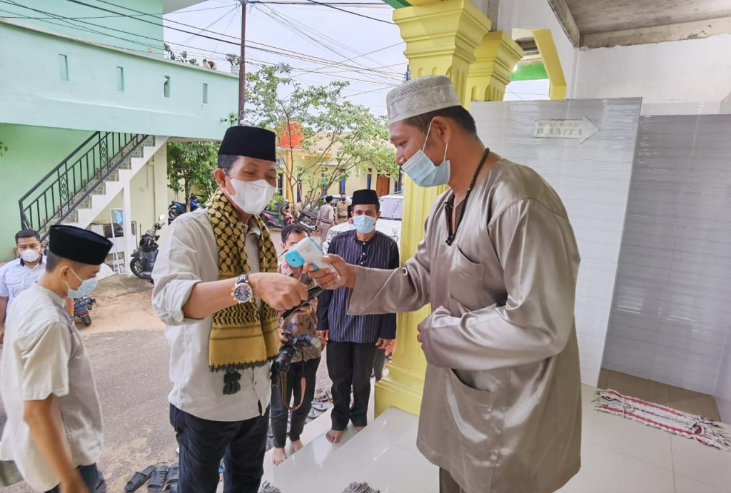 Safari Ramadhan, Amsakar Serahkan Bantuan Untuk Pembangunan Masjid Nurul Huda