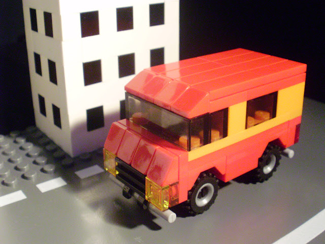 MOC LEGO carrinha vermelha na cidade à noite