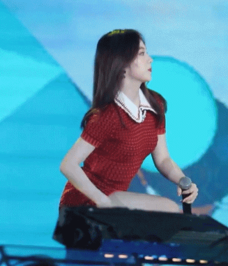 치마가 너무 짧아 신경 쓰이는 아이린