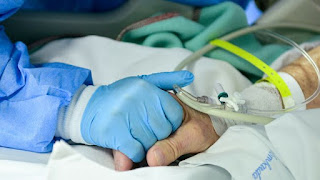 Un gest d'afecte d'una infermera amb un pacient / PIERO CRUCIATTI