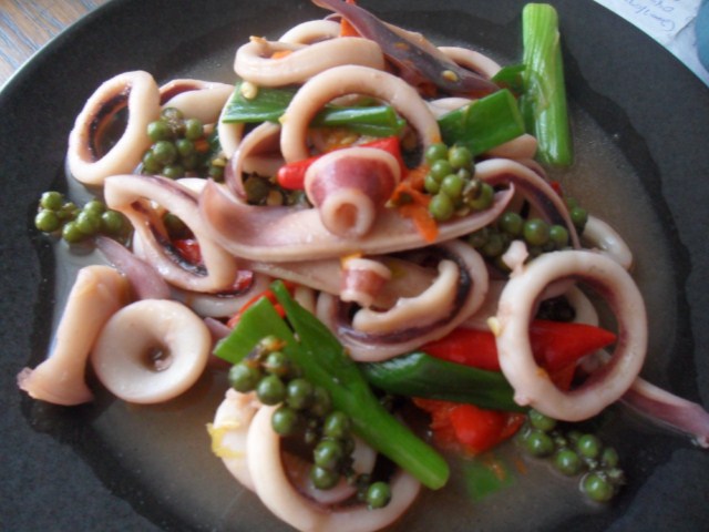 Fried squid with garlic and peppercorns, fried seafood recipes