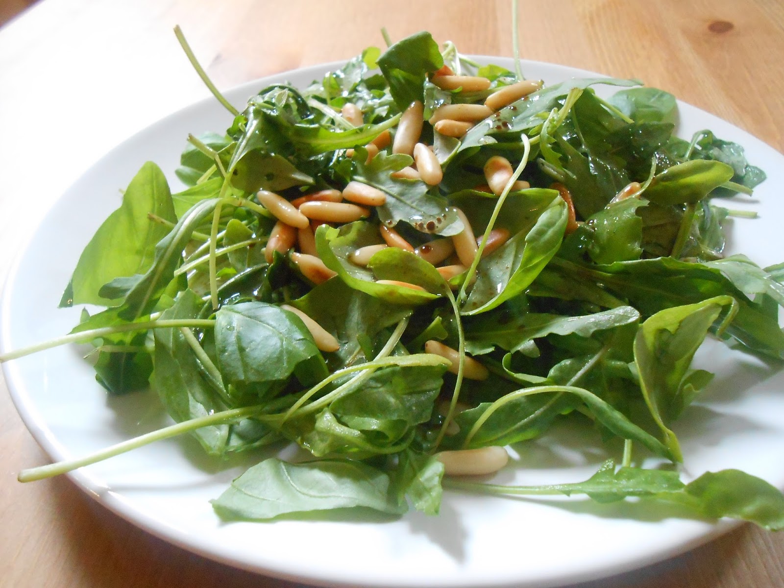 La vie gourmande: Rucola-Basilikum-Salat mit Pinienkernen