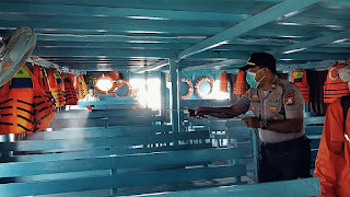 Kapospol Sangkarang Semprot Disinfektan di Dermaga dan Kapal Penyeberangan