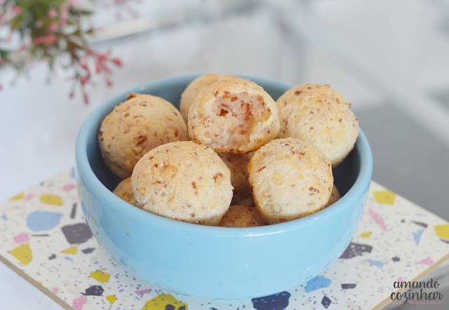 pão de queijo de calabresa