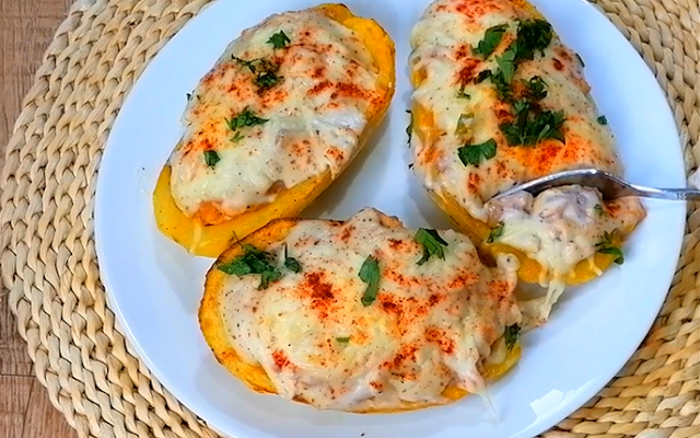 قوارب بطاطا محشية بحشوة الدجاج قوارب بطاطا محشية بحشوة الدجاج