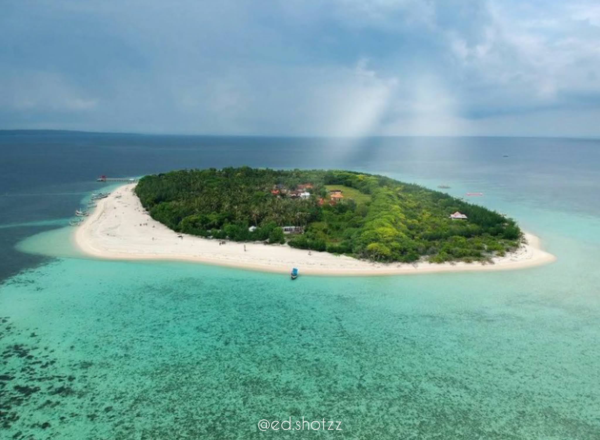 keindahan Tempat wisata Pantai pulau Gili Labak