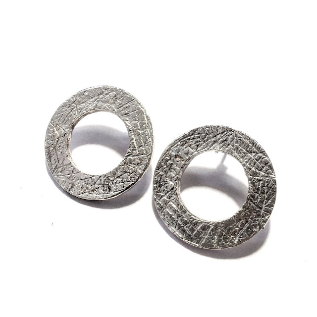 Orecchini collezione "Paper Scratcher" in argento 925. Designer Maya Sabbatini