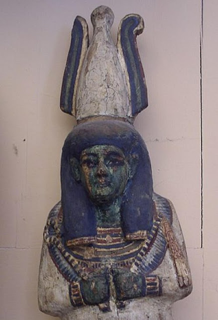 Корона «па схемти», украшенная венком из уреев. Рельеф из храма Сети I в Абидосе. 13 в. до н.э.