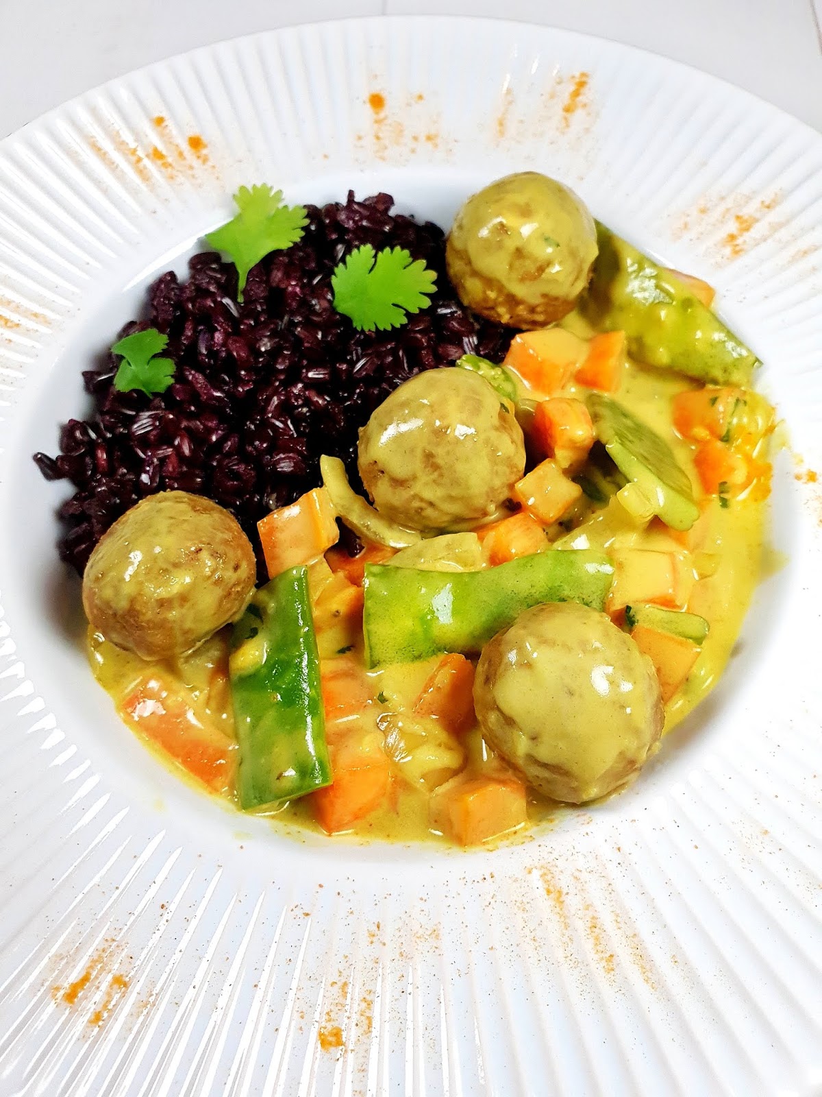 Sauce lait de coco/curry/légumes avec ses boulettes végétariennes