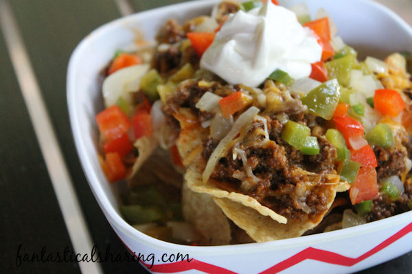 Beef Fajita Nachos // Who needs fajitas in a tortilla when you can have all the fixings on a bed of nachos! #recipe #beef #nachos
