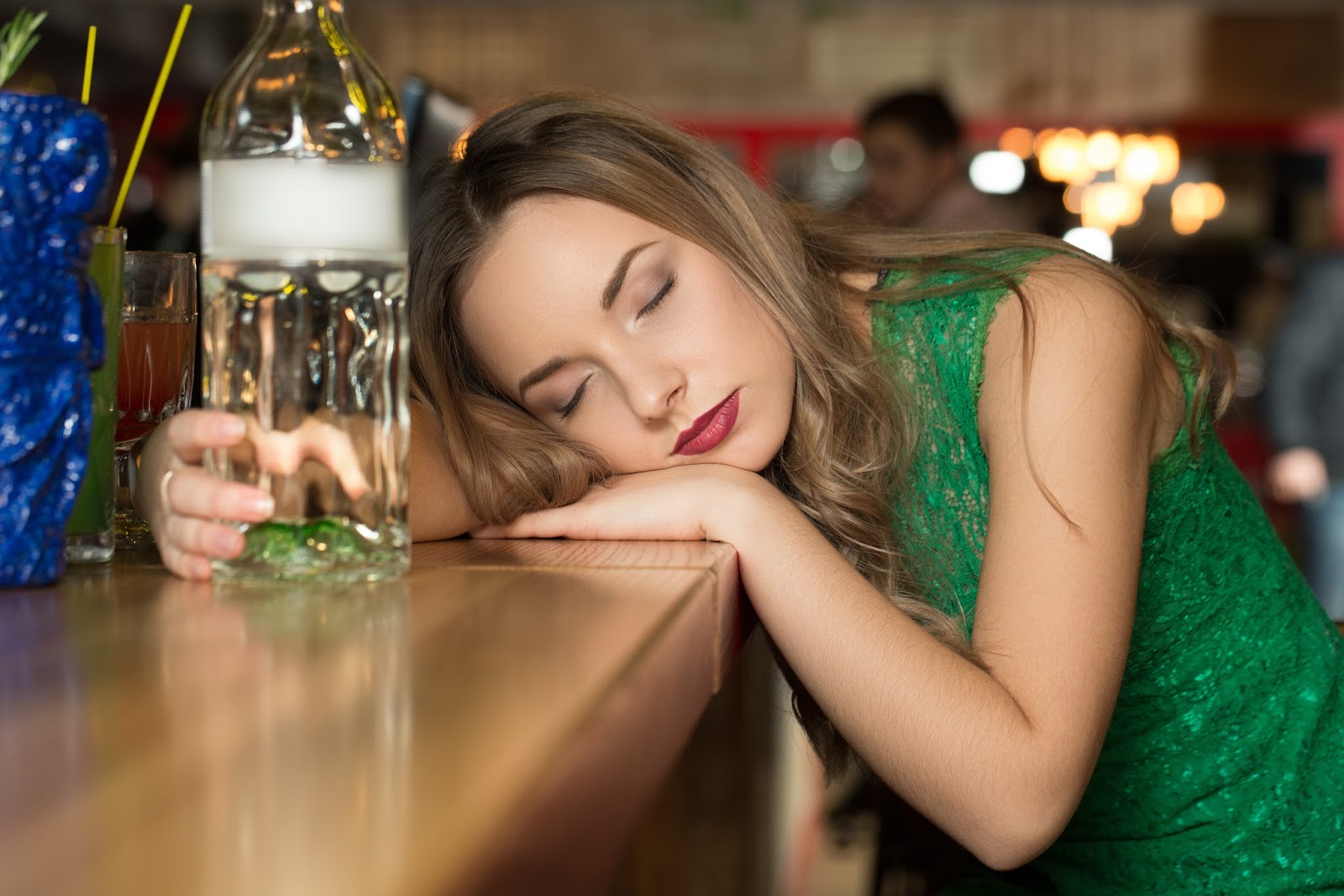 Drunk mom sleep. Девушка развлекает себя. Sad girl in Bar.
