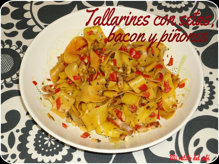 Tallarines con setas, bacon y piñones