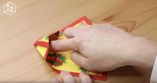 喪禮往生鞋子基本摺法:接著,將其中一邊撐開