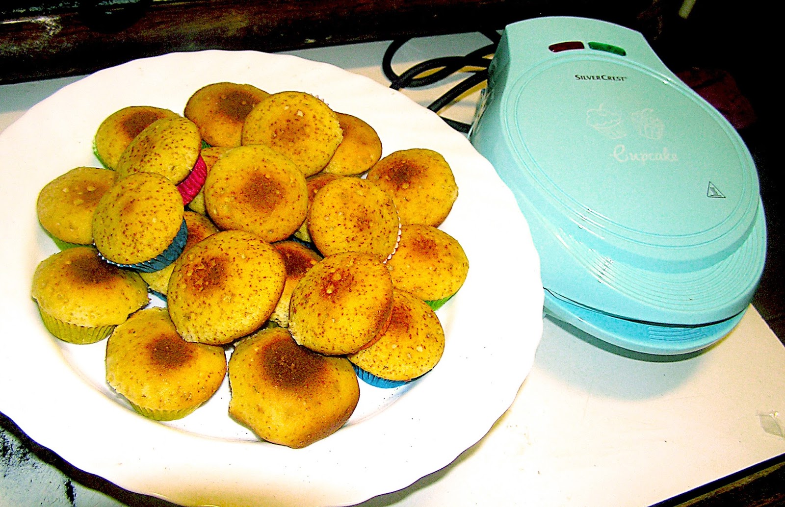 El okupa de la casita de jengibre: Receta básica de cupcakes. Probando la  máquina para mini cup-cakes de Silver Crest.
