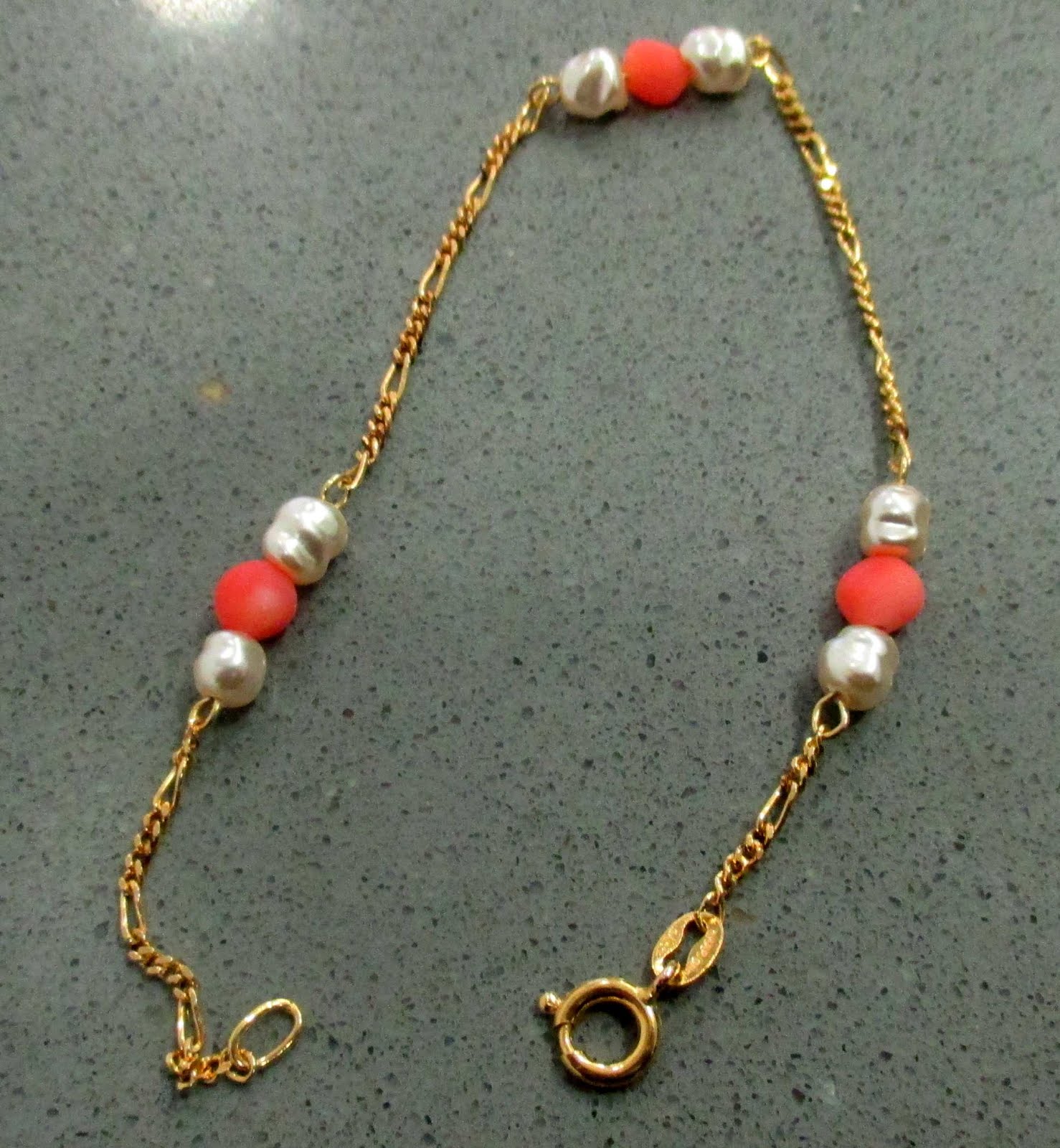Pulsera chapada oro con perlas y coral