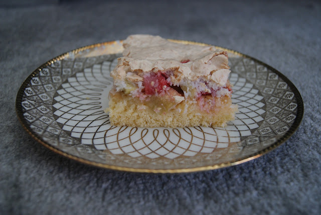 biscuit and buttercream: Erdbeer-Rhabarberkuchen mit Kokosbaiser