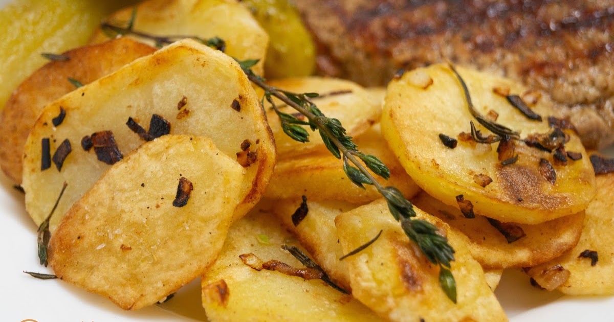 топящийся жир на сковородке. можно ли жарить на гусином жире. жир гусиный топленый. вареная обжаренная картошка. жареная картошка с жиром.