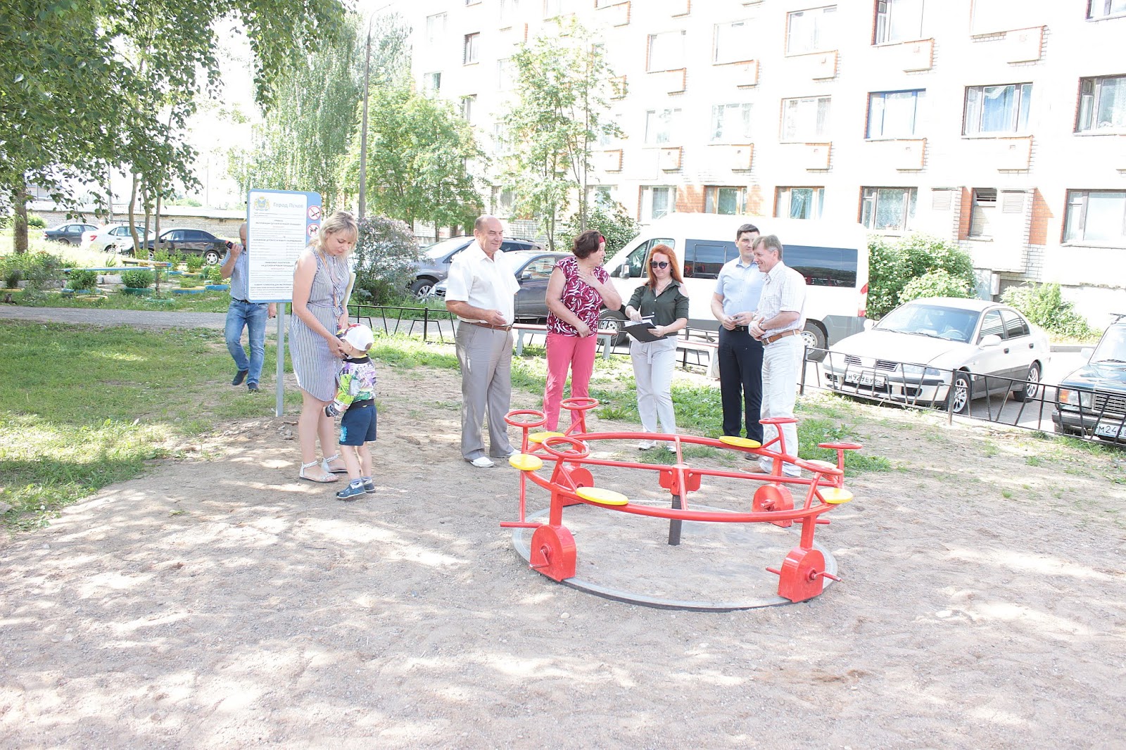 Женщина на детской площадке псков. Рижский 25 детская площадка. Женщина на детской площадке псков. Подростки на детской площадке. Женщина на детской площадке псков.