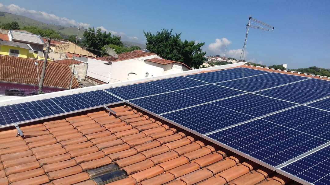 Senado aprova incentivo à energia solar por meio do SFH; texto segue para a Câmara       Da Agência Senado | 30/09/2021, 18h35  ‹  Projeto de Kátia Abreu permite a inclusão do valor de aquisição e instalação de sistema de energia solar fotovoltaica no financiamento do imóvel, no âmbito do Sistema Financeiro da Habitação (SFH) Jefferson Rudy/Agência Senado›    Em sessão semipresencial nesta quinta-feira (30), o Plenário do Senado aprovou um projeto de lei que incentiva a energia solar por meio do financiamento imobiliário (PL 2015/2021). Pelo projeto, da senadora Kátia Abreu (PP-TO), será permitida a inclusão do valor referente à aquisição e à instalação de sistema de energia solar fotovoltaica no financiamento do imóvel para moradia, no âmbito do Sistema Financeiro da Habitação (SFH). Relatado pelo senador Irajá (PSD-TO) e aprovado por unanimidade com 65 votos, o projeto segue agora para análise na Câmara dos Deputados.  Para implementar esse incentivo, o projeto faz modificações na Lei 4.380, de 1964, que regula o SFH.  Kátia Abreu defende as vantagens dos painéis fotovoltaicos como forma de proteger o meio ambiente e diminuir o uso de fontes poluentes. Ela destaca o potencial do Brasil para geração de eletricidade a partir do sol: “No local menos ensolarado no Brasil é possível gerar mais eletricidade solar do que no local mais ensolarado da Alemanha, que é um dos líderes no uso da energia fotovoltaica”.  Além disso, a senadora também apontou os efeitos da falta de chuvas sobre o custo da energia numa matriz predominantemente hidrelétrica. Segundo ela, a crise hídrica faz com que a tarifa de energia elétrica sofra alterações em meses de estiagem. Kátia ressaltou que os hábitos de consumo também estão sendo influenciados, fazendo com que as pessoas passem a procurar uma alternativa para fugir das altas tarifas.  Com base em dados da Associação Brasileira de Energia Solar Fotovoltaica (Absolar), Kátia Abreu afirmou que esse setor de geração elétrica foi responsável, entre 2012 e 2020, por mais de 140 mil empregos diretos e indiretos. Segundo ela, seu projeto de lei poderá tornar a instalação de painéis fotovoltaicos ainda mais acessível, especialmente pelas famílias de baixa renda que hoje têm dificuldade para arcar com o investimento inicial elevado desses sistemas.  Kátia ainda disse que a energia solar residencial já é uma realidade para usuários que desejam produzir energia limpa e renovável por meio de painéis solares, sendo capaz de suprir, segundo ela, todo o consumo de eletricidade do imóvel, gerando economia de até 95% na conta de luz e permitindo que o investimento seja pago em até sete anos.  — É um benefício para todos os brasileiros, principalmente para os mais pobres. Ao ser financiada pelo SFH, o cidadão terá um juro mais baixo e um prazo mais longo — argumentou.   Emendas Para o senador Irajá, que foi o relator da matéria, com a medida prevista no projeto o aumento do valor das prestações do financiamento tende a ser compensado pela redução do valor das contas de energia elétrica. Ele afirma que a proposta permitirá a redução do custo de energia elétrica do cidadão comum, que ainda poderá ter seu imóvel valorizado. Além disso, destacou Irajá, trata-se de uma energia renovável e limpa. O relator também argumentou que, ao deixar de consumir a energia tradicional, o cidadão que optar pela energia solar contribui para diminuir a pressão por racionamentos.  — A produção de energia elétrica pelas residências reduz a necessidade de investimentos em linhas de transmissão e do uso de fontes de geração mais poluentes, como as usinas termoelétricas — declarou.  Irajá informou que foram apresentadas cinco emendas ao projeto, das quais ele acatou três, de forma total ou parcial. Uma delas, da senadora Rose de Freitas (MDB-ES), permite aos mutuários com financiamentos já vigentes no âmbito do SFH, mediante a repactuação das condições contratuais e em comum acordo com a instituição financeira credora, acrescentar a seu financiamento o valor da aquisição e da instalação de sistema de geração fotovoltaica. O senador Paulo Rocha (PT-PA) também teve emenda de sua autoria acatada — ela inclui o imóvel rural no alcance do projeto. Irajá acatou ainda, parcialmente, a emenda do senador Izalci Lucas (PSDB-DF) que prevê que o valor adicional máximo que pode ser acrescentado ao financiamento do imóvel, para a compra de sistema de geração de energia solar, será o maior valor entre R$ 15 mil e o montante equivalente a 10% do valor de avaliação do imóvel adquirido. O texto original fazia referência apenas ao limite de 10%.  Alto custo Para a senadora Rose de Freitas, o projeto ganha relevância adicional em razão da escassez hídrica que o país enfrenta, que pode aumentar a conta de luz pelos próximos anos. O senador Izalci Lucas disse que o projeto é relevante, principalmente em um momento de alto custo do valor da energia. De acordo com o senador Marcelo Castro (MDB-PI), a matéria tem grande peso social e ambiental — ele elogiou a iniciativa de Kátia Abreu e a relatoria de Irajá. Na opinião do senador Paulo Rocha, o projeto tem uma grande importância estratégica — ele disse que o projeto tem méritos pela questão ambiental e por ajudar as famílias a reduzir os custos com a energia.  Fonte: Agência Senado