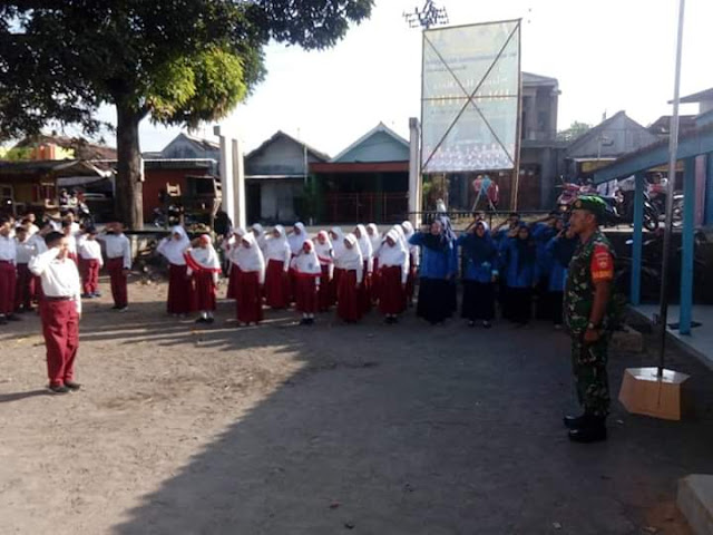 Inilah Pesan  Babinsa Kepada Siswa-Siswi  SD Saat Upacara