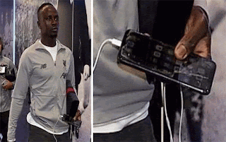 Sadio Mane pake handphone layar retak Sadio Mane pake handphone layar retak