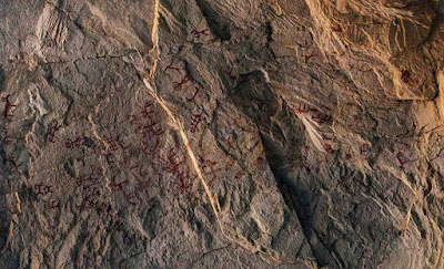 Un aventurero descubre accidentalmente una antigua cueva con pinturas con formas de humanos y equidos en Egipto