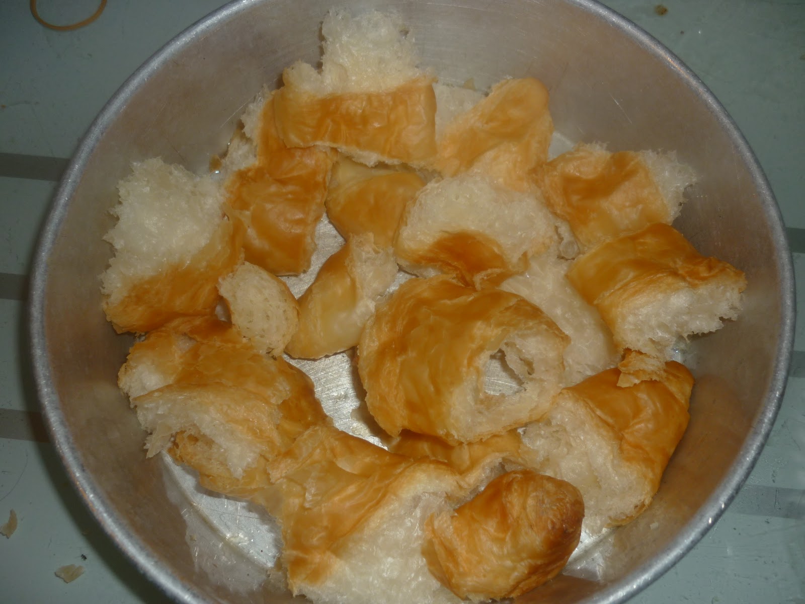 Dari Dapur Miza: Puding Roti Dengan Sos Kastard