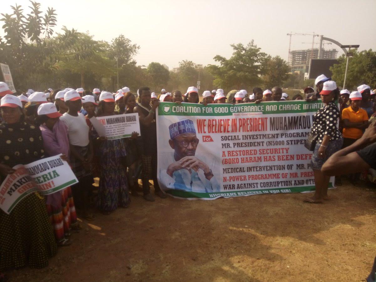 #IstandWithBuhari protesters at the Unity Fountain, Abuja venue of the ...