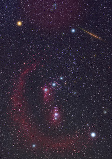 Souhvězdí Orionu a meteor z Halleyovy komety. Foto: Jens Hackmann.