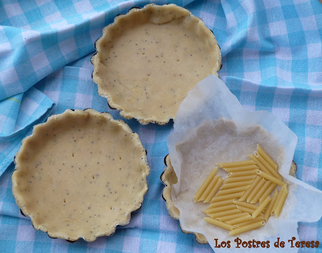  Tartaletas con Chocolate cubiertas de Nata y Fresas 