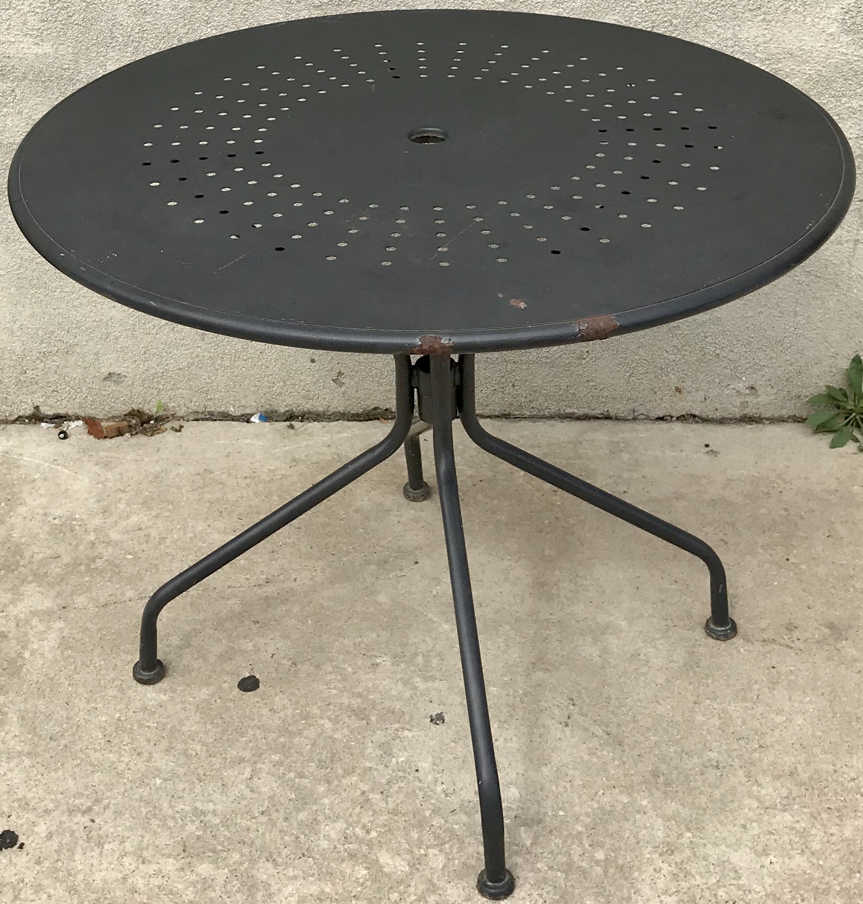 Uhuru Furniture & Collectibles: #476291 Black Outdoor Table - $55 SOLD