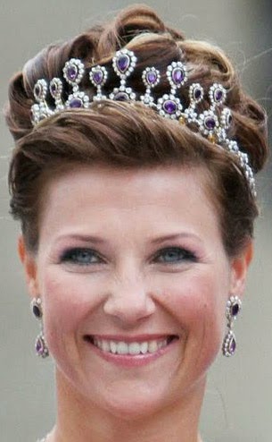 Amethyst+Necklace+Tiara+(1990s)+for+Queen+Sonja+here+Princess+Martha+Louise+1.jpg