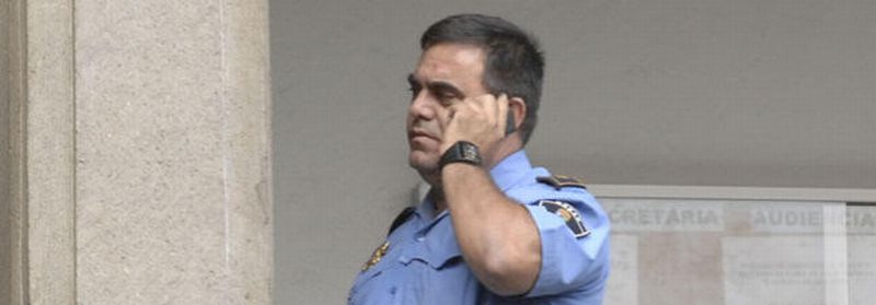 Francisco Artiles habla por un teléfono móvil antes de un juicio. (J. C. CASTRO)
