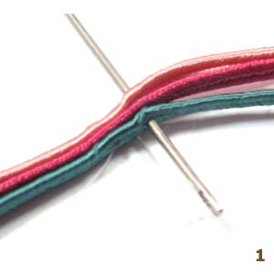 pasamos la aguja con el hilo transparente justo en el medio de los hilos