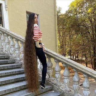 Rapunzel da vida real gasta R$ 462 por mês com produtos para cabelo