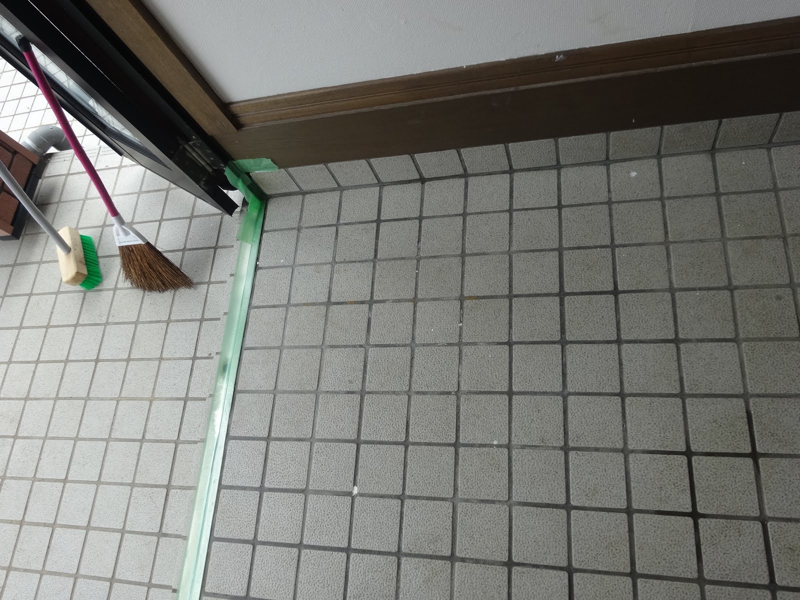 小林家内業 Kobayashi home office blog 玄関の屋内側リフォームのまとめ ～古びた建材は覆って隠す！