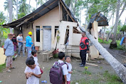 Rumah Warga di Ulee Jalan Tertimpa Pohon Kelapa Tumbang, Personil Polsek Banda Sakti Amankan TKP