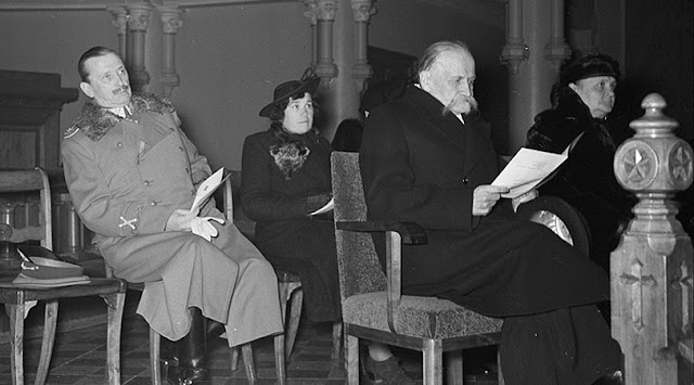 Президент Республики Кюёсти Каллио и будущий главнокомандующий маршал Маннергейм на церковном концерте Красного Креста 1 ноября 1939 года.  Фото: Военный музей Финляндии (SA-kuva).