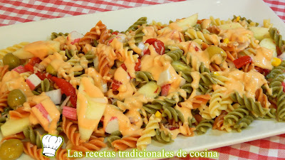 Ensalada de pasta con pimientos asados y salsa rosa